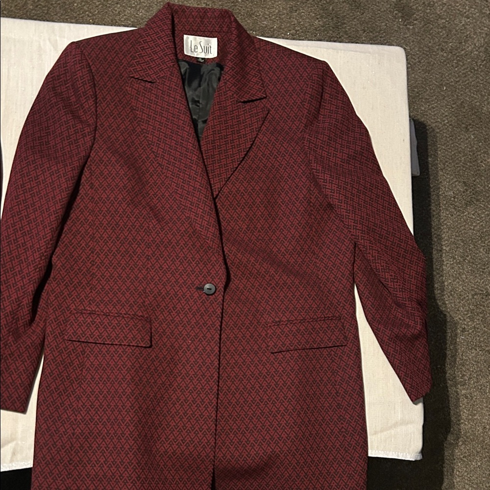 Le Suit Women's Burgundy Suit